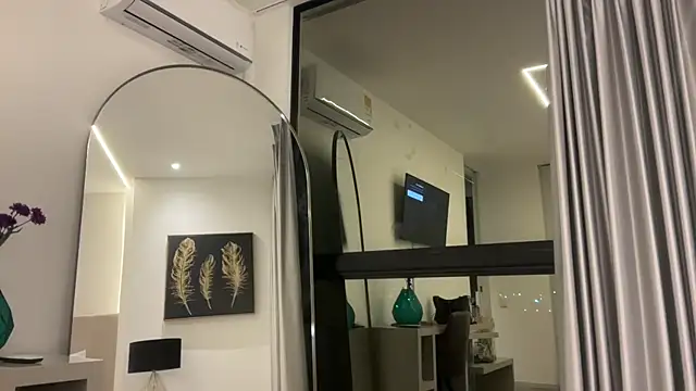 Snapshot of HOT_LADY_777 chatting on 01/30/25, 06:03 HOT LADY 777 online show from 01/30/25, 06:03