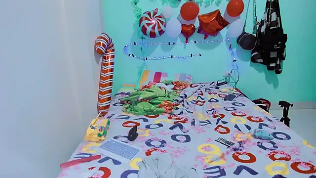 Snapshot of SofiaOlivares chatting on 12/28/24, 10:23 SofiaOlivares online show from 12/28/24, 10:23