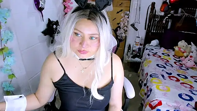 Snapshot of SofiaOlivares chatting on 10/24/25, 05:42 SofiaOlivares online show from 10/24/25, 05:42