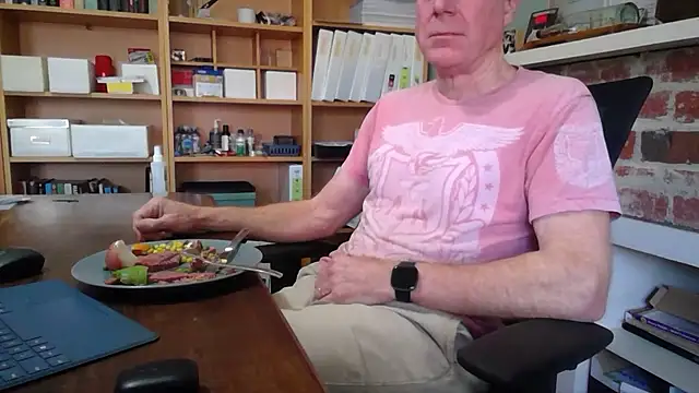 Snapshot of jiggy77777 chatting on 10/15/25, 02:01 jiggy77777 online show from 10/15/25, 02:01