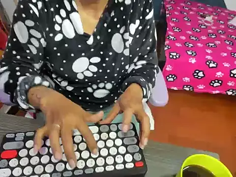 Snapshot of daleska_ayala_1 chatting on 11/14/25, 03:11 daleska ayala 1 online show from 11/14/25, 03:11