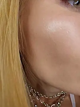 LessiaMia online show from 11/22/25, 05:45