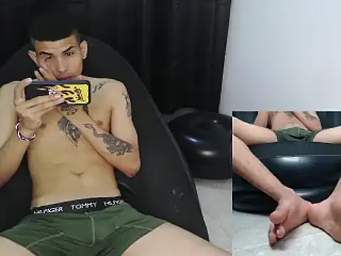 Snapshot of hot_king20 chatting on 02/19/25, 06:43 hot king20 online show from 02/19/25, 06:43