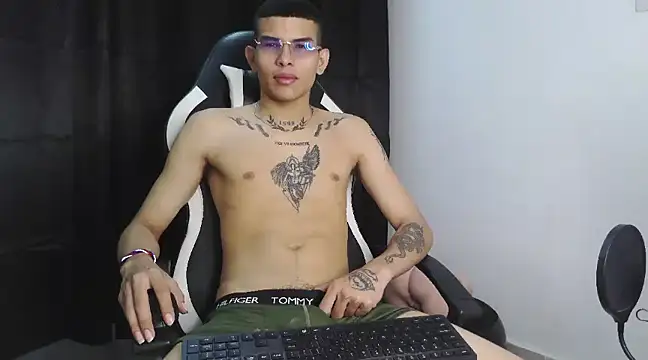 Snapshot of hot_king20 chatting on 03/18/25, 09:10 hot king20 online show from 03/18/25, 09:10