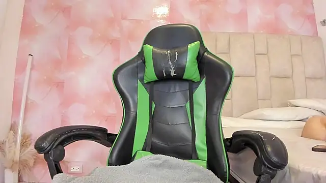 aida rose  online show from 10/31/25, 06:09