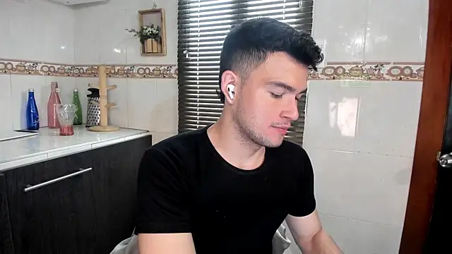 Snapshot of Andy-Vera chatting on 12/17/25, 01:55 Andy-Vera online show from 12/17/25, 01:55