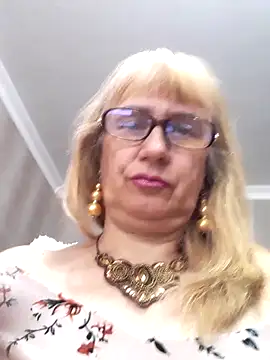 Snapshot of koroleva70 chatting on 09/19/25, 10:16 koroleva70 online show from 09/19/25, 10:16