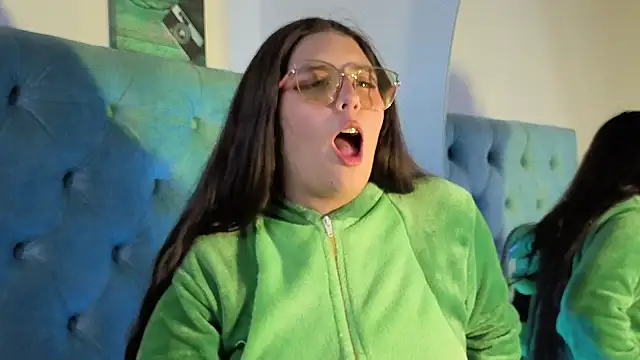 Paola Lyon  online show from 10/04/25, 07:28