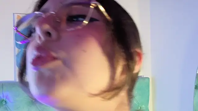 Paola Lyon  online show from 04/10/26, 06:45