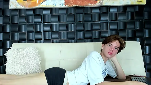 Snapshot of daniel_hot03 chatting on 03/20/25, 02:10 daniel hot03 online show from 03/20/25, 02:10