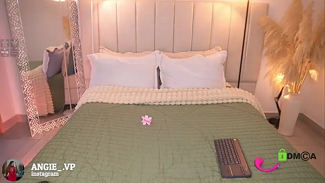 nicoletth18 online show from 04/10/26, 11:37