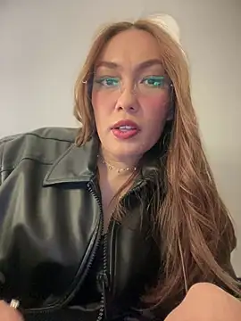 Snapshot of MichelleFerry_ chatting on 01/05/25, 04:58 MichelleFerry online show from 01/05/25, 04:58