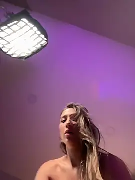 Snapshot of AnnaCastillo_ chatting on 11/01/25, 11:40 AnnaCastillo online show from 11/01/25, 11:40