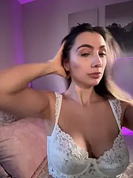 Snapshot of AnnaCastillo_ chatting on 11/07/25, 10:43 AnnaCastillo online show from 11/07/25, 10:43