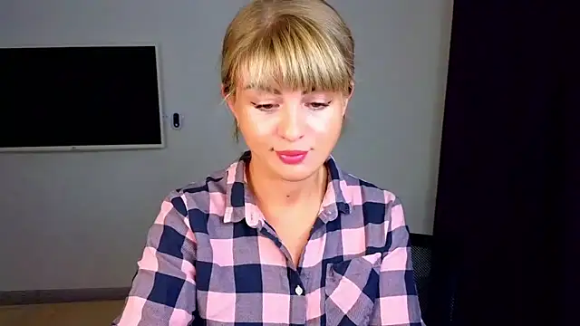 Snapshot of _comefeelme_ chatting on 10/08/25, 05:43 comefeelme online show from 10/08/25, 05:43