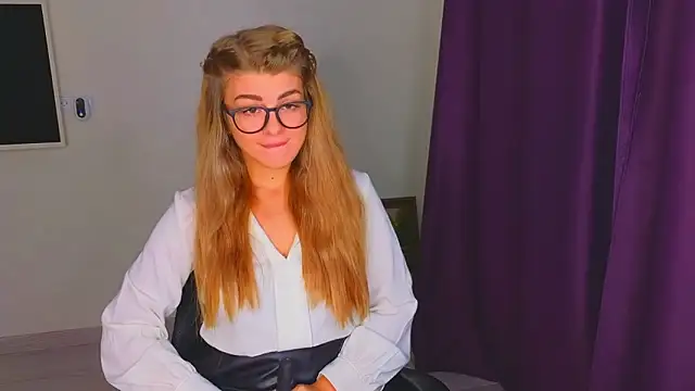 Snapshot of _comefeelme_ chatting on 11/08/25, 05:18 comefeelme online show from 11/08/25, 05:18