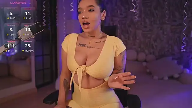 Snapshot of HannahW_ chatting on 10/12/25, 12:59 HannahW online show from 10/12/25, 12:59