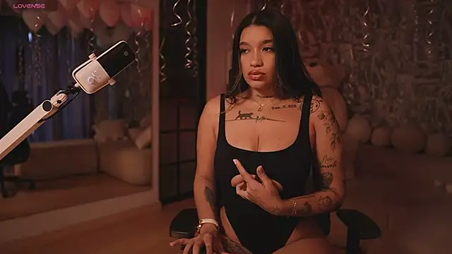 Snapshot of HannahW_ chatting on 10/24/25, 09:55 HannahW online show from 10/24/25, 09:55