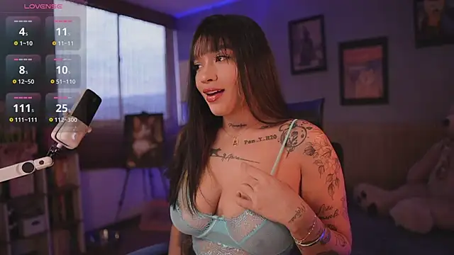 Snapshot of HannahW_ chatting on 11/15/25, 09:43 HannahW online show from 11/15/25, 09:43