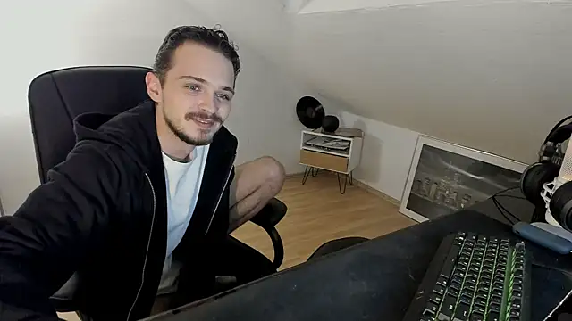 naked psy online show from 10/22/25, 11:15