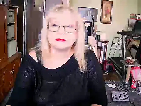 Snapshot of LOLA8888 chatting on 09/28/25, 10:42 LOLA8888 online show from 09/28/25, 10:42