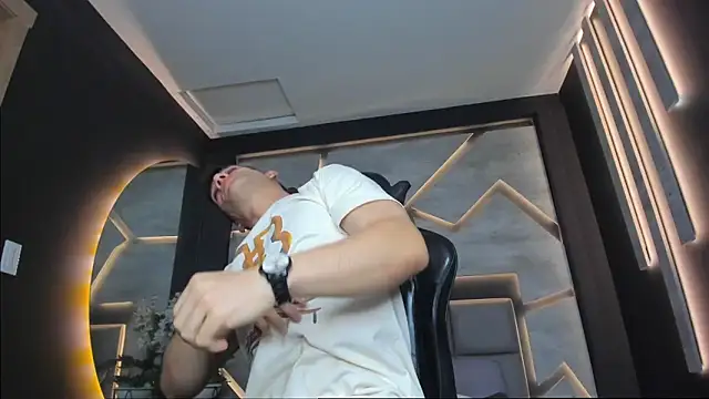 alexgiraldo  online show from 02/01/25, 02:34