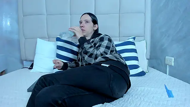 Hecatee 77 online show from 03/04/26, 08:15