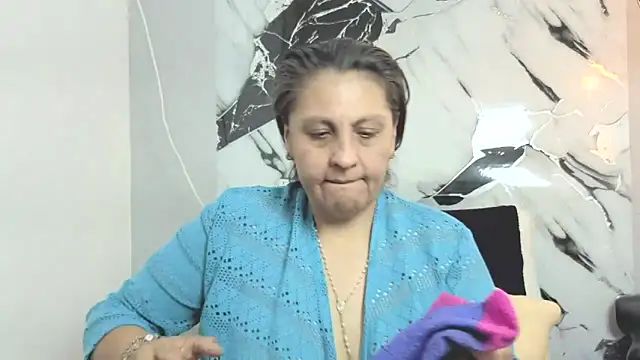 Snapshot of merlyna_goldens chatting on 10/11/25, 02:22 merlyna goldens online show from 10/11/25, 02:22