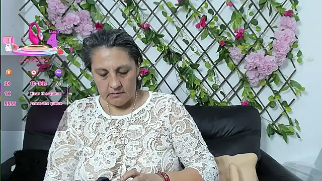 Snapshot of merlyna_goldens chatting on 10/22/25, 11:15 merlyna goldens online show from 10/22/25, 11:15