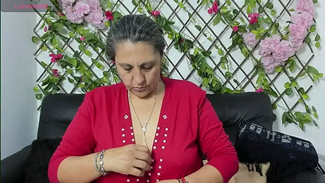 Snapshot of merlyna_goldens chatting on 10/24/25, 11:45 merlyna goldens online show from 10/24/25, 11:45