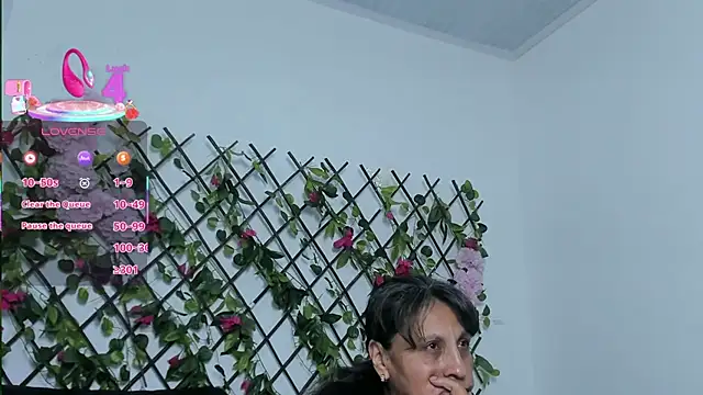 Snapshot of merlyna_goldens chatting on 10/29/25, 11:17 merlyna goldens online show from 10/29/25, 11:17