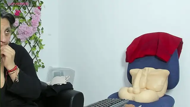 Snapshot of merlyna_goldens chatting on 11/11/25, 11:27 merlyna goldens online show from 11/11/25, 11:27