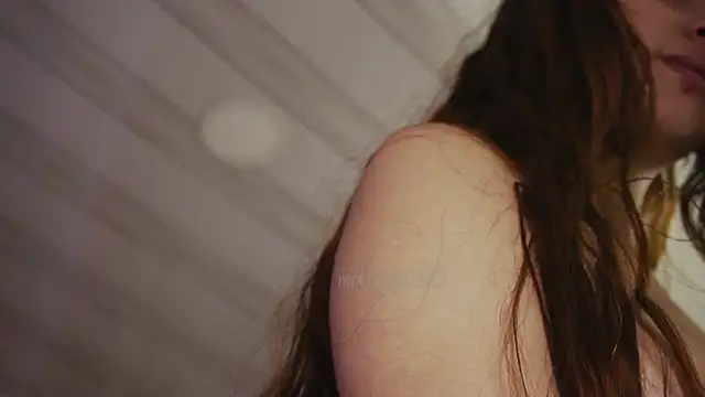 Snapshot of molly_russell chatting on 01/16/25, 02:41 molly russell online show from 01/16/25, 02:41