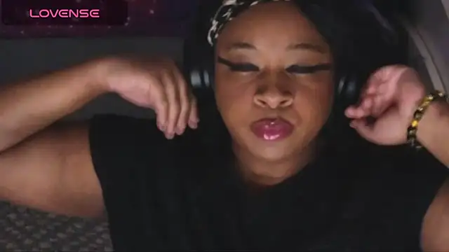 Snapshot of temptressbeauty24 chatting on 12/06/24, 11:00 temptressbeauty24 online show from 12/06/24, 11:00