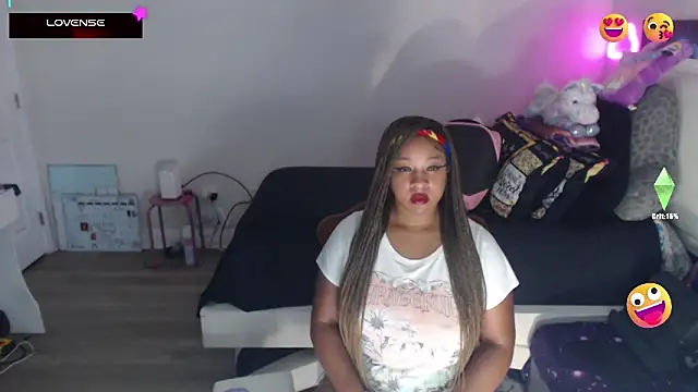 Snapshot of temptressbeauty24 chatting on 02/18/25, 04:48 temptressbeauty24 online show from 02/18/25, 04:48