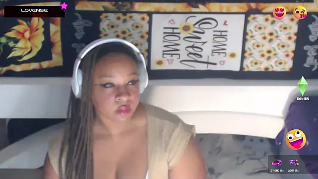 Snapshot of temptressbeauty24 chatting on 02/20/25, 01:36 temptressbeauty24 online show from 02/20/25, 01:36