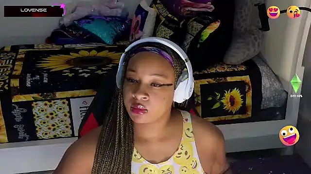 Snapshot of temptressbeauty24 chatting on 02/26/25, 11:04 temptressbeauty24 online show from 02/26/25, 11:04