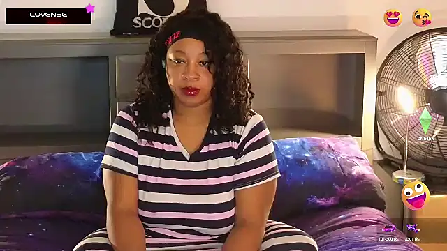 Snapshot of temptressbeauty24 chatting on 03/10/25, 10:02 temptressbeauty24 online show from 03/10/25, 10:02