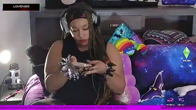 Snapshot of temptressbeauty24 chatting on 03/18/25, 03:42 temptressbeauty24 online show from 03/18/25, 03:42