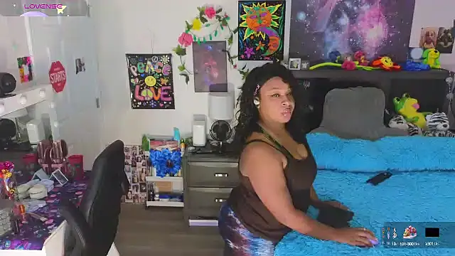 Snapshot of temptressbeauty24 chatting on 09/18/25, 02:52 temptressbeauty24 online show from 09/18/25, 02:52