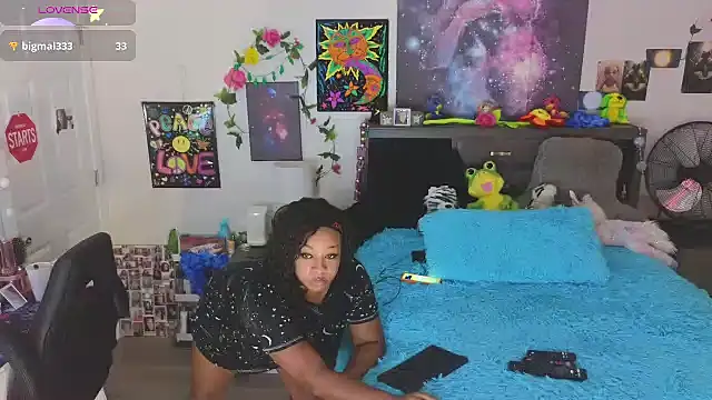 Snapshot of temptressbeauty24 chatting on 09/21/25, 05:47 temptressbeauty24 online show from 09/21/25, 05:47