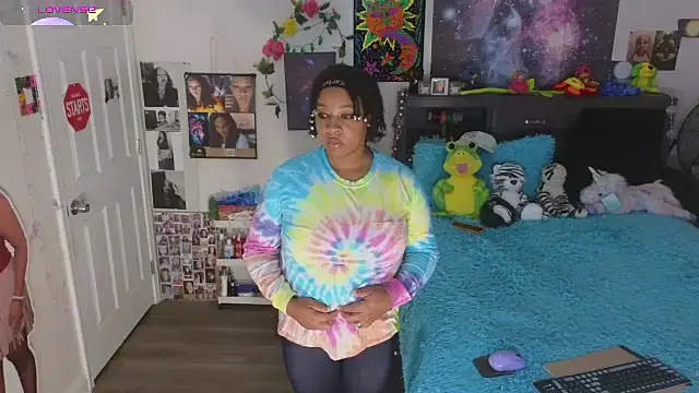 Snapshot of temptressbeauty24 chatting on 10/14/25, 02:23 temptressbeauty24 online show from 10/14/25, 02:23