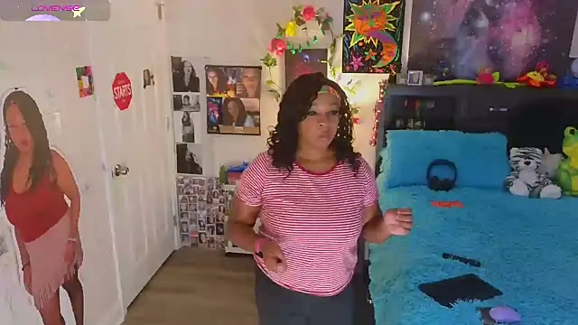 Snapshot of temptressbeauty24 chatting on 10/18/25, 09:04 temptressbeauty24 online show from 10/18/25, 09:04