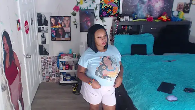 Snapshot of temptressbeauty24 chatting on 11/17/25, 05:13 temptressbeauty24 online show from 11/17/25, 05:13