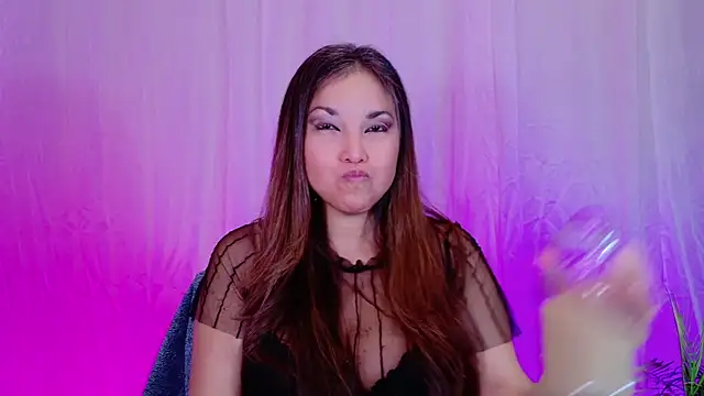 Snapshot of DivineLynn chatting on 12/30/24, 04:51 DivineLynn online show from 12/30/24, 04:51