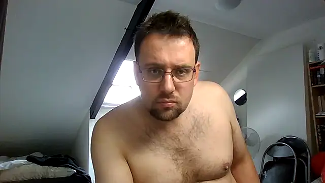 Snapshot of rdewaard81 chatting on 10/03/25, 12:02 rdewaard81 online show from 10/03/25, 12:02