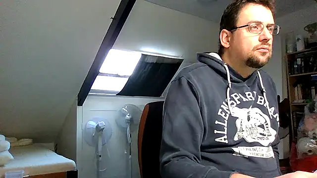 Snapshot of rdewaard81 chatting on 11/21/25, 08:02 rdewaard81 online show from 11/21/25, 08:02