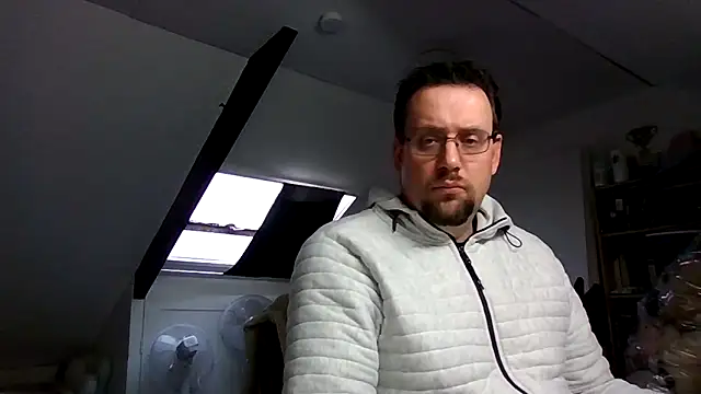 Snapshot of rdewaard81 chatting on 11/25/25, 02:06 rdewaard81 online show from 11/25/25, 02:06