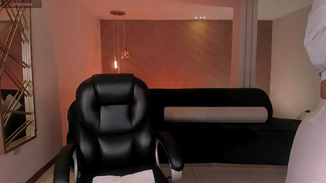 LizzHamilton   online show from 11/20/25, 09:25