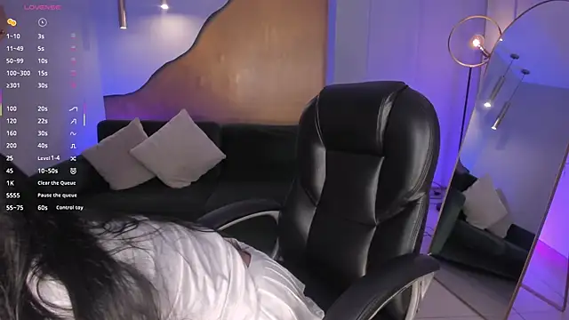 LizzHamilton   online show from 01/12/26, 08:47